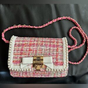 Luxury Pink Tweed Clutch with Pearl Trim! Classic Design, Beautiful! I Want it!